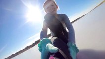 Un jeune patineuse sur un lac gelé : Magique! GoPro...