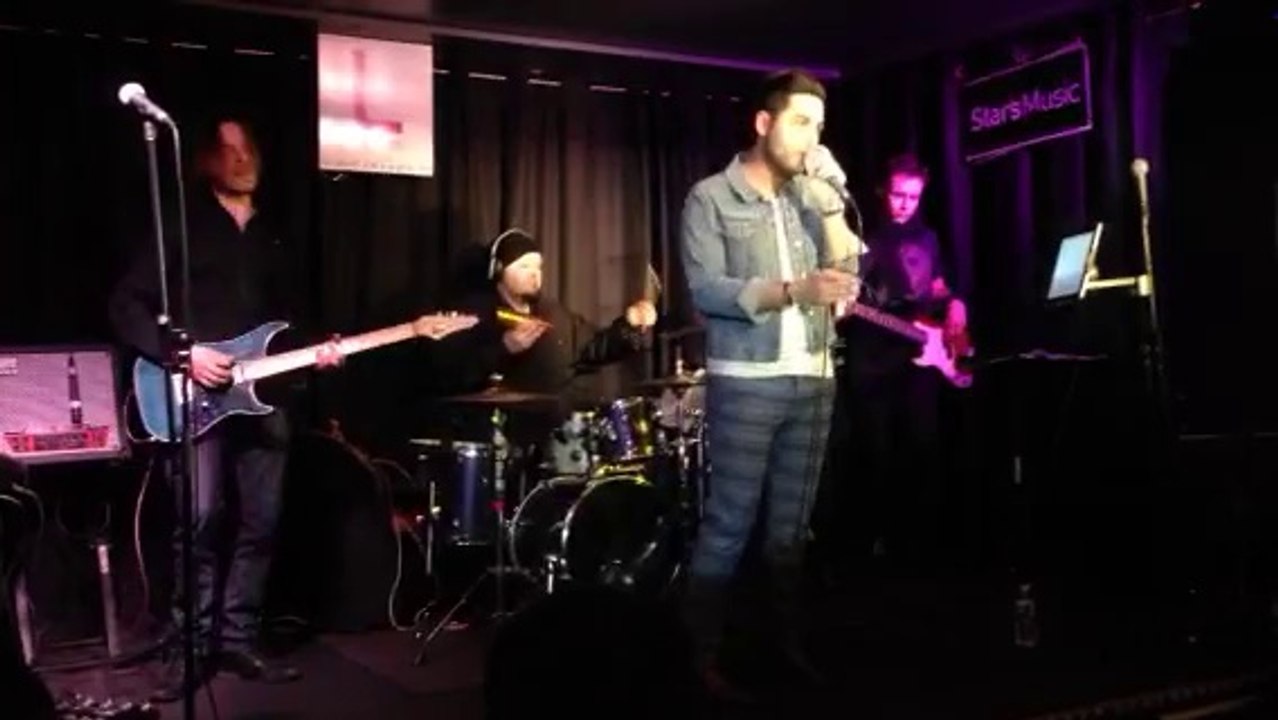 Alban Bartoli reprend "Ma meilleure amie" de Lorie à l'Etage