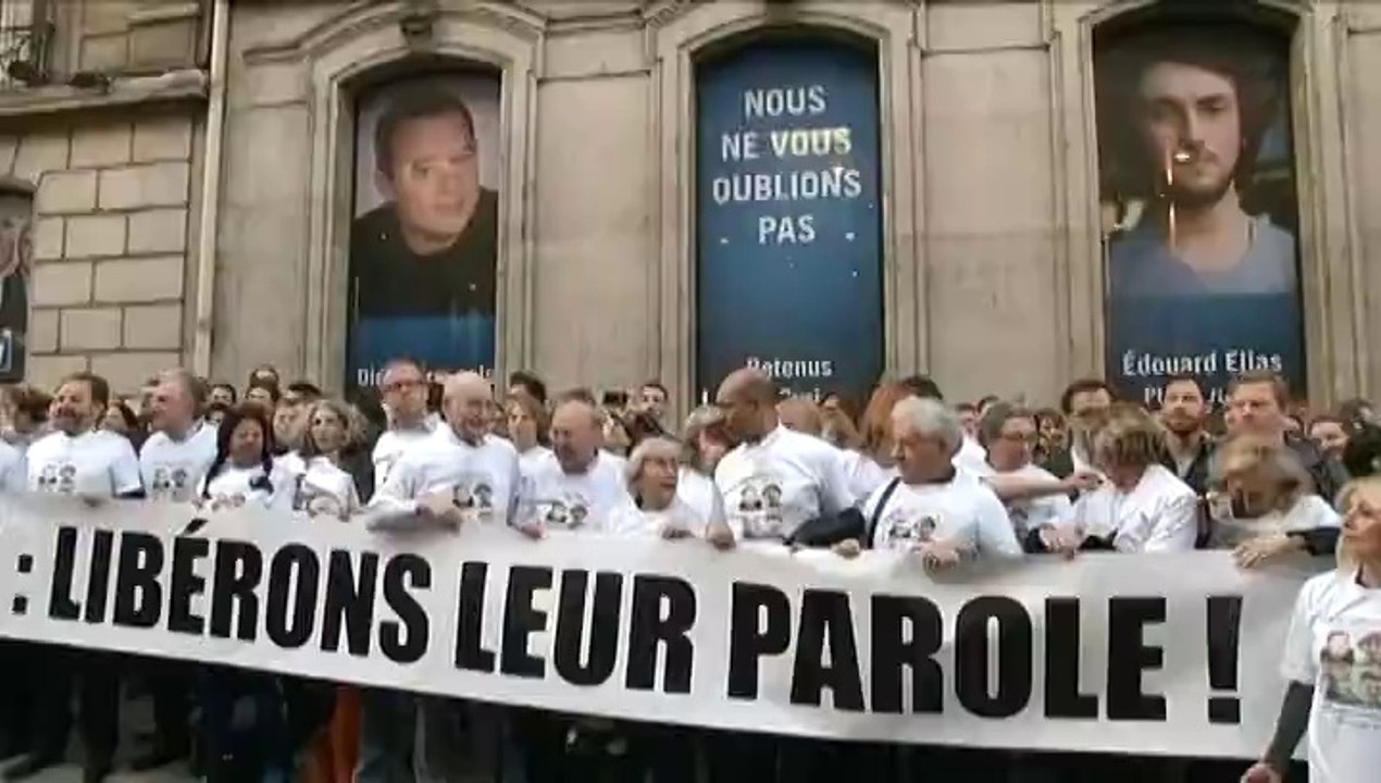 Un  rassemblement éclair en soutien aux journalistes français otages en Syrie