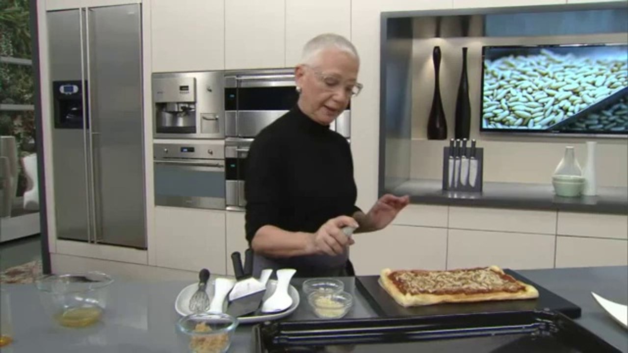 Coca de sobrassada amb mel i llardons