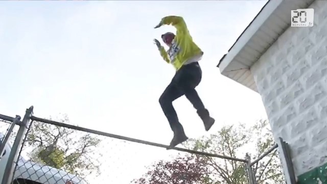 Pour la blague, il se lance sur les grilles de son jardin
