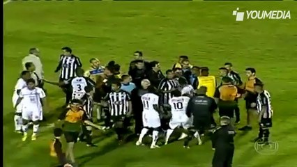 Massaggiatore salva gol sulla linea e viene inseguito dagli avversari