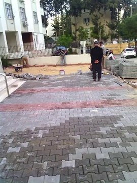 denizkarot beton delme beton kesme kilitli beton parke bordur yağmur oluğu döşemektedır. denizkompresor.com