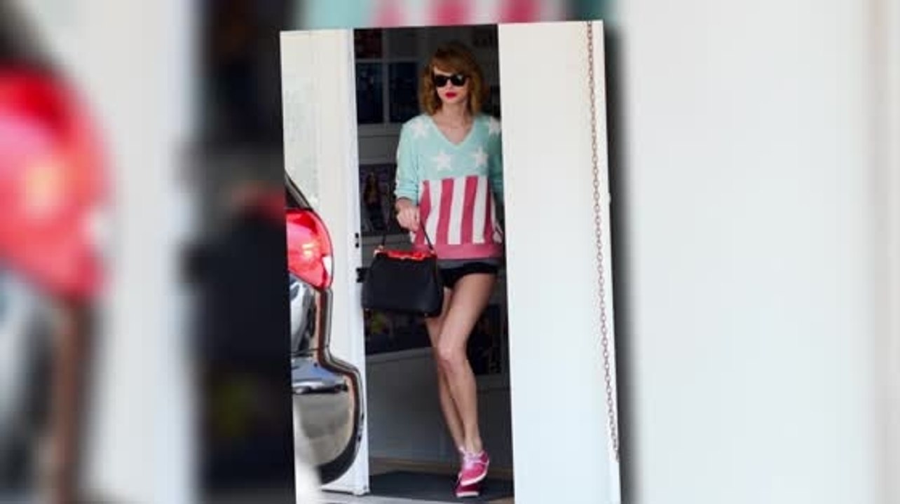 Taylor Swift et ses longues jambes à un cours de danse classique