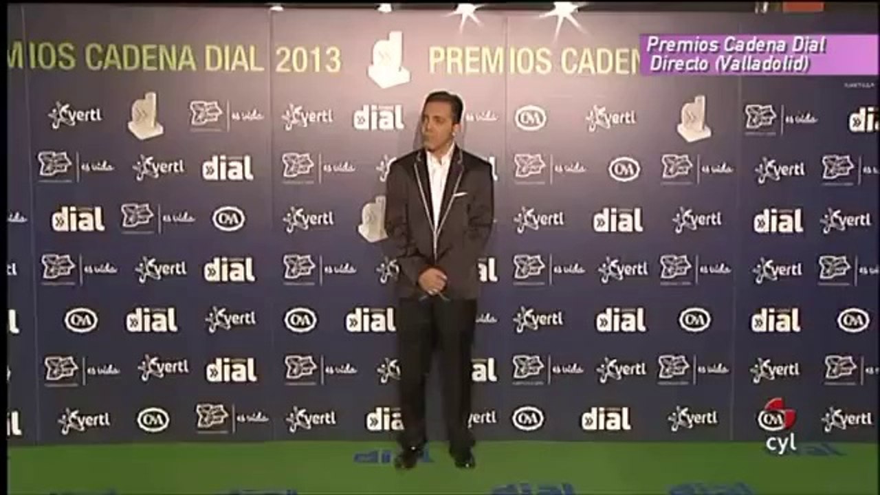 Malú firmando y con niña espontanea en Valladolid - Premios Dial- 7-3-2014