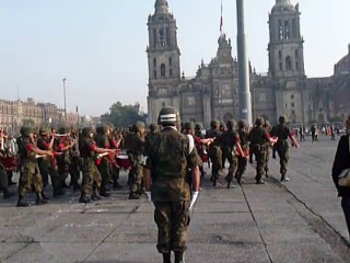 CHANGEMENT DE DRAPEAU MEXIQUE PLACE DE LA CONSTITUTION EL ZOCALO MEXICO