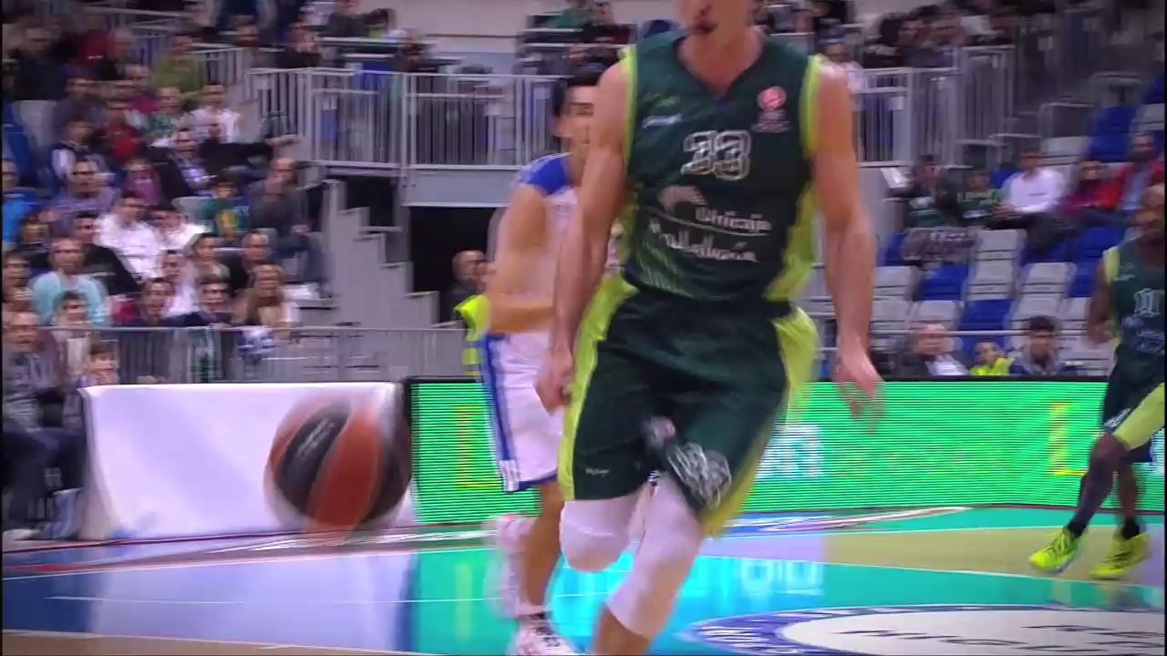 Play of the night: Nik Caner-Medley & Mindaugas Kuzminskas, Unicaja Malaga