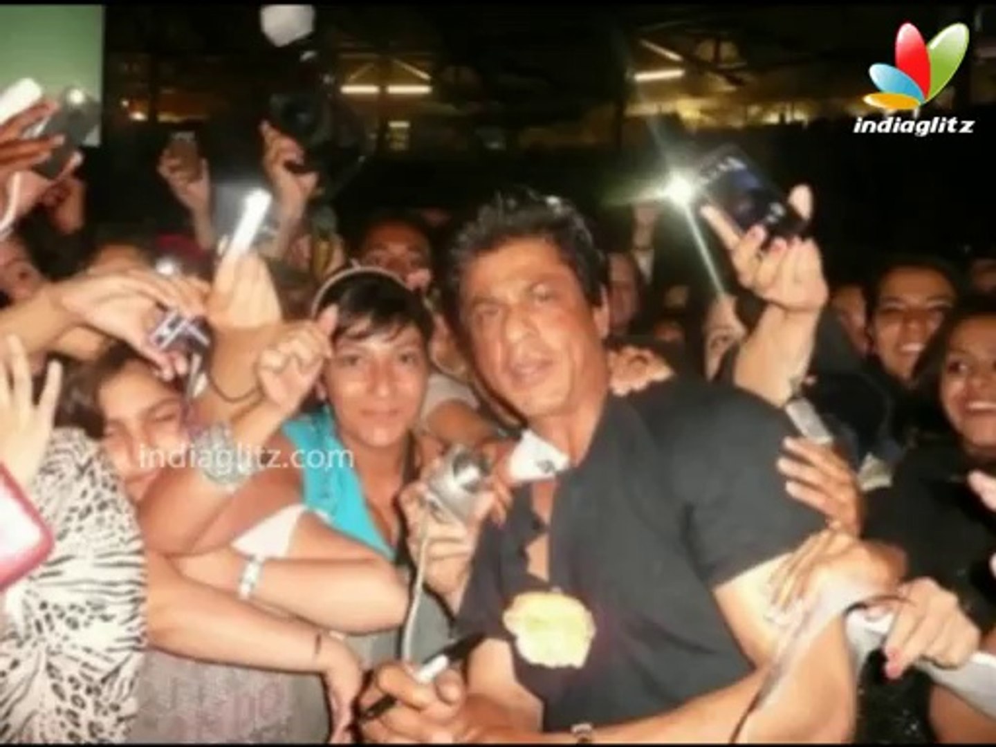 SRK In Problem! Mobbed By Female Fans  Hindi Latest News | Suhana Khan