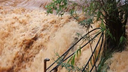 Las cataratas de Laos (acantilado Phaxuam cliff)