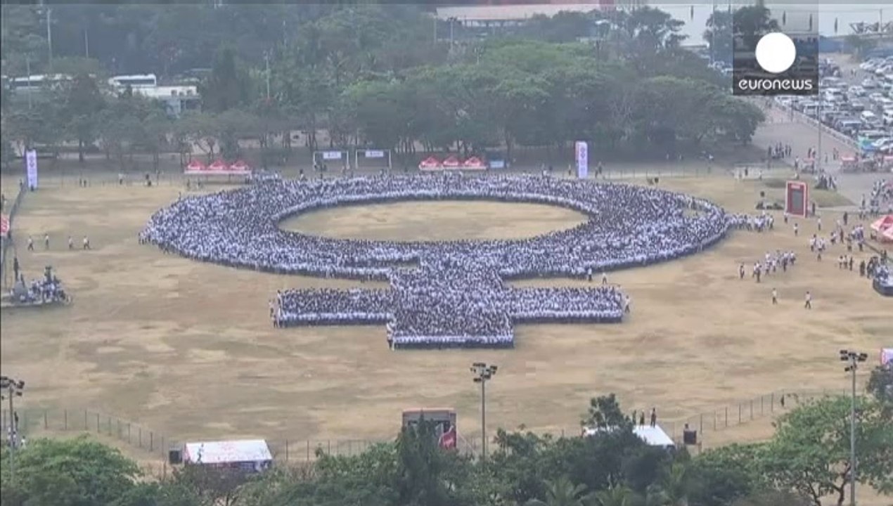 Dünya Kadınlar Günü için dev sembolde buluştular