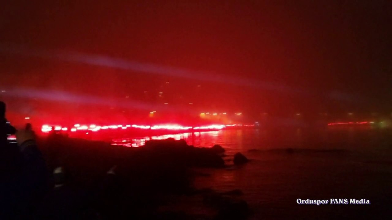 Orduspor ∞Mart 47.yıl  - Ordu Sahilinde taraftarlarımızın meşale şovu ve havai fişek gösterisi (1080p full HD)