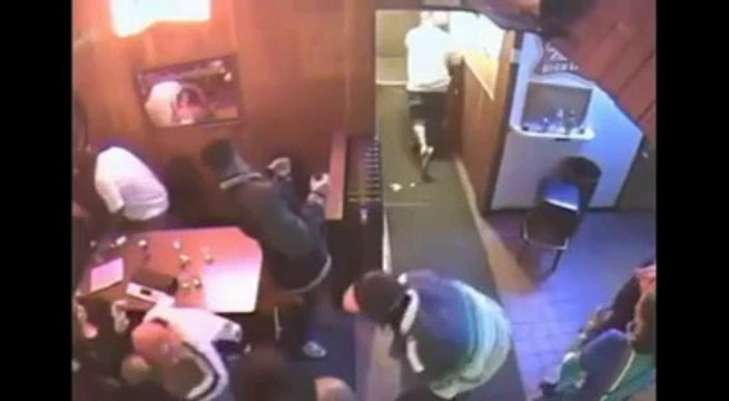 Un videur de boite de nuit éclate un gars armé! Courageux le mec!