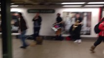 Un groupe de musique énorme joue dans le métro! Fou...