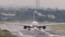 Amazing Vortex on Airplane wings during landed... Impressive!