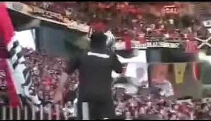 Tezahürat Yaparken Tribünü Yerinden Oynatmak