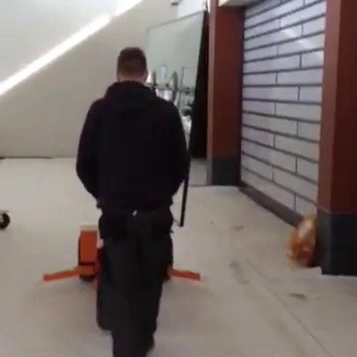 Met de nieuwe glaslift op een klus