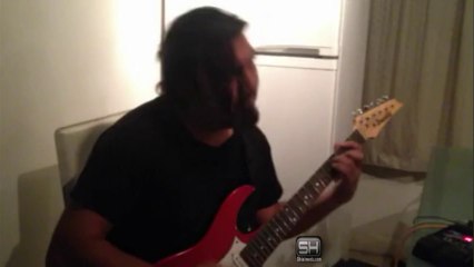 guitarra electrica tocando una cancion