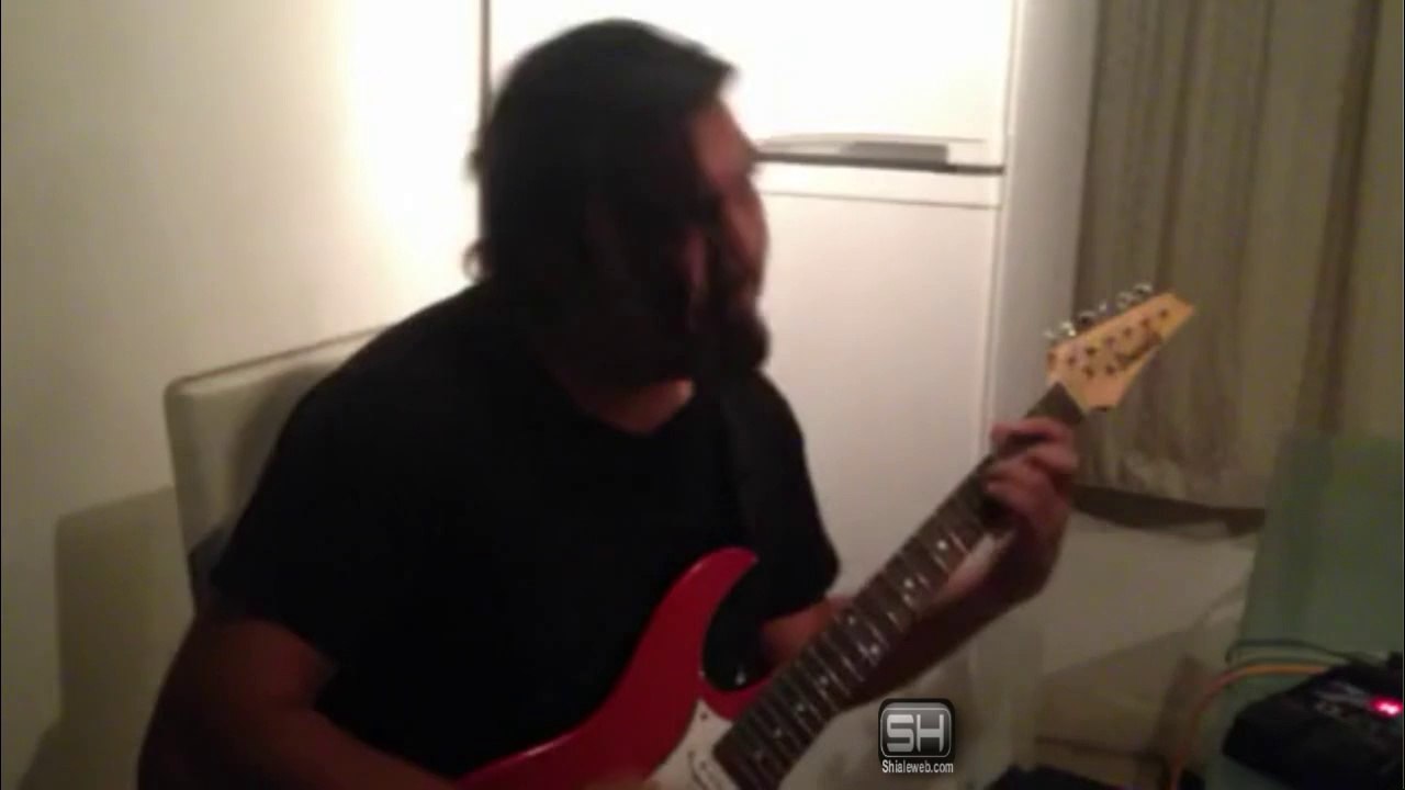 guitarra electrica tocando una cancion