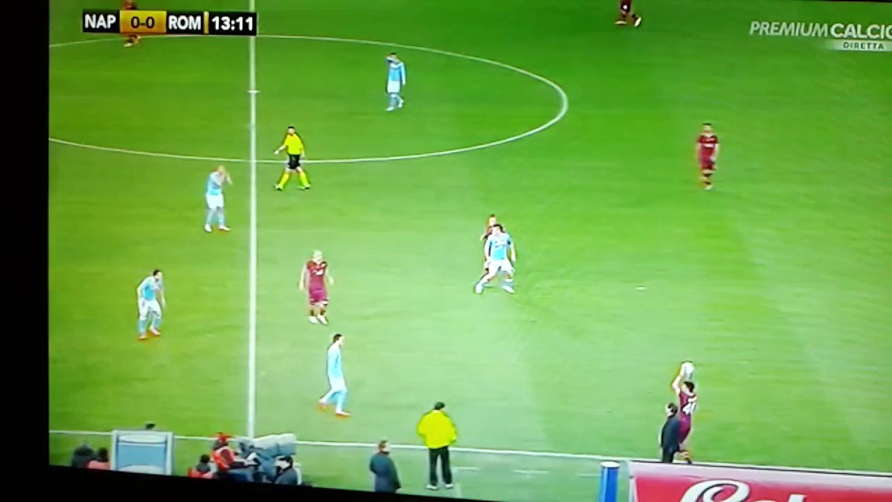 Napoli - Roma ingresso romanisti e bombe carta dei napoletani 9-3-2014