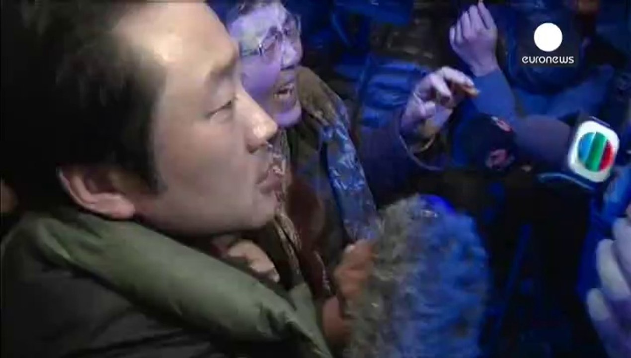 Aereo scomparso, a Pechino esplode la rabbia dei parenti senza notizie