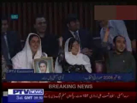 Zardari wins Pakistan election,Bakhtawar Bhutto Zardari and Aseefa Bhutto Zardari celebrate with the portrait of their late mother