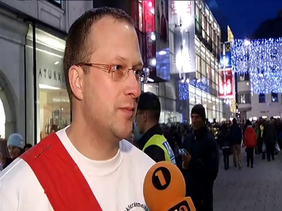 Glöckler zum ersten mal mit den Linzer Perchten in Linz            Linzer City Ring 2013