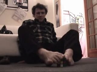 Rubik''s cube avec ses pieds