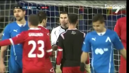 Il portiere reagisce e scaglia il pallone in testa all'avversario