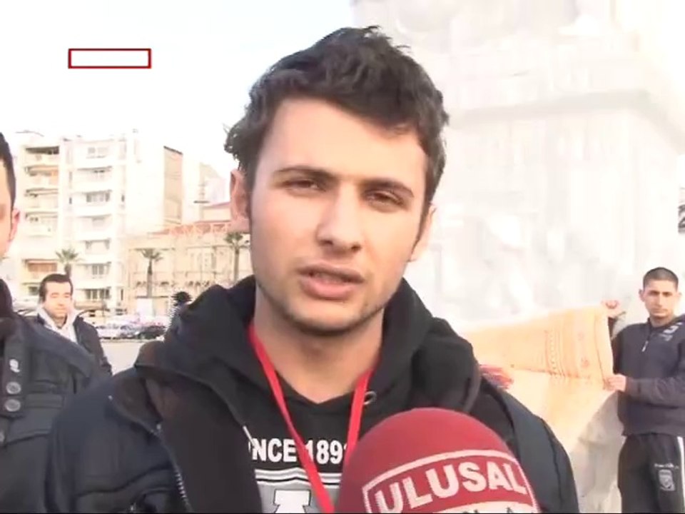 Öğrencilerden İzmir'de kitap okuma eylemi