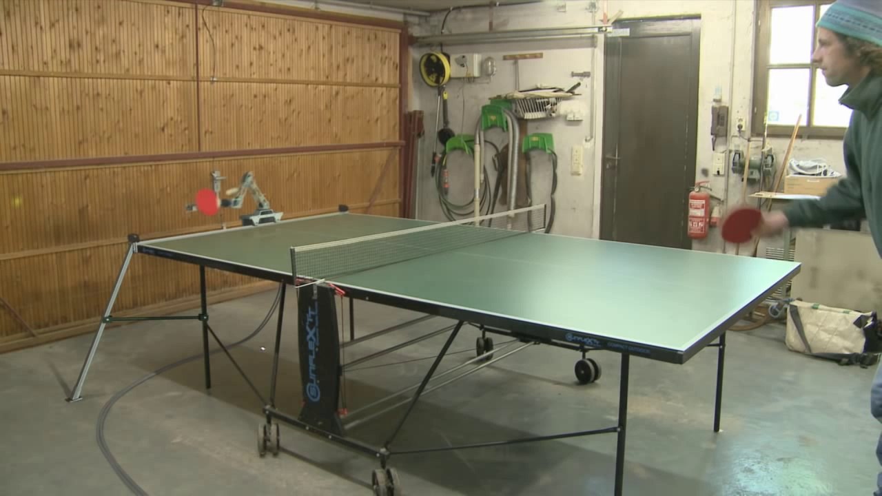 Un Robot Joue Au Ping-Pong