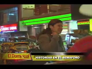 Historias en el semáforo: inadvertidos personajes que trabajan al ritmo del tráfico