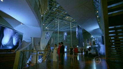 Marina convida Clara para ir a sua casa.