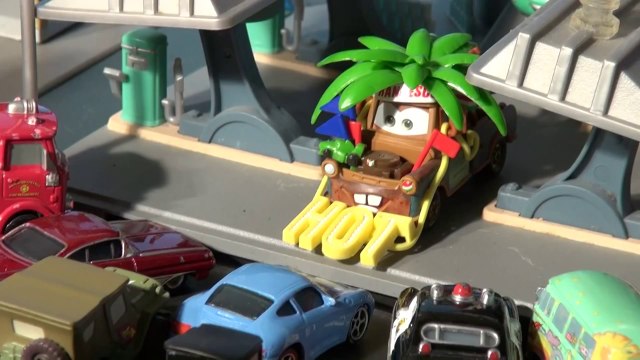 Pixar Cars Spy Mater saves Peppa Pig Play Doh Necklace with Finn McMissile, Holly Shiftwell and Sir