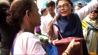 Rakhi Sawant distributes 10,000 dustbins to Mumbaiker's