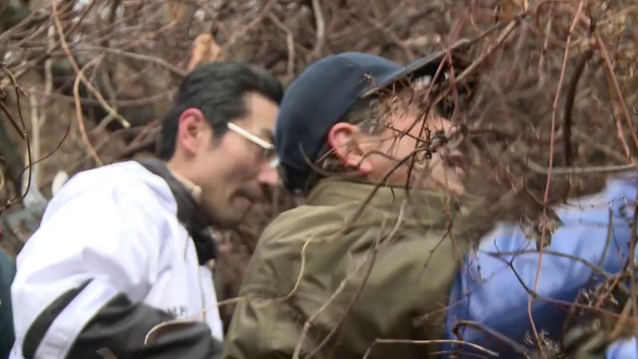 Japanischer tsumani-witwer taucht nach leichnam seiner frau