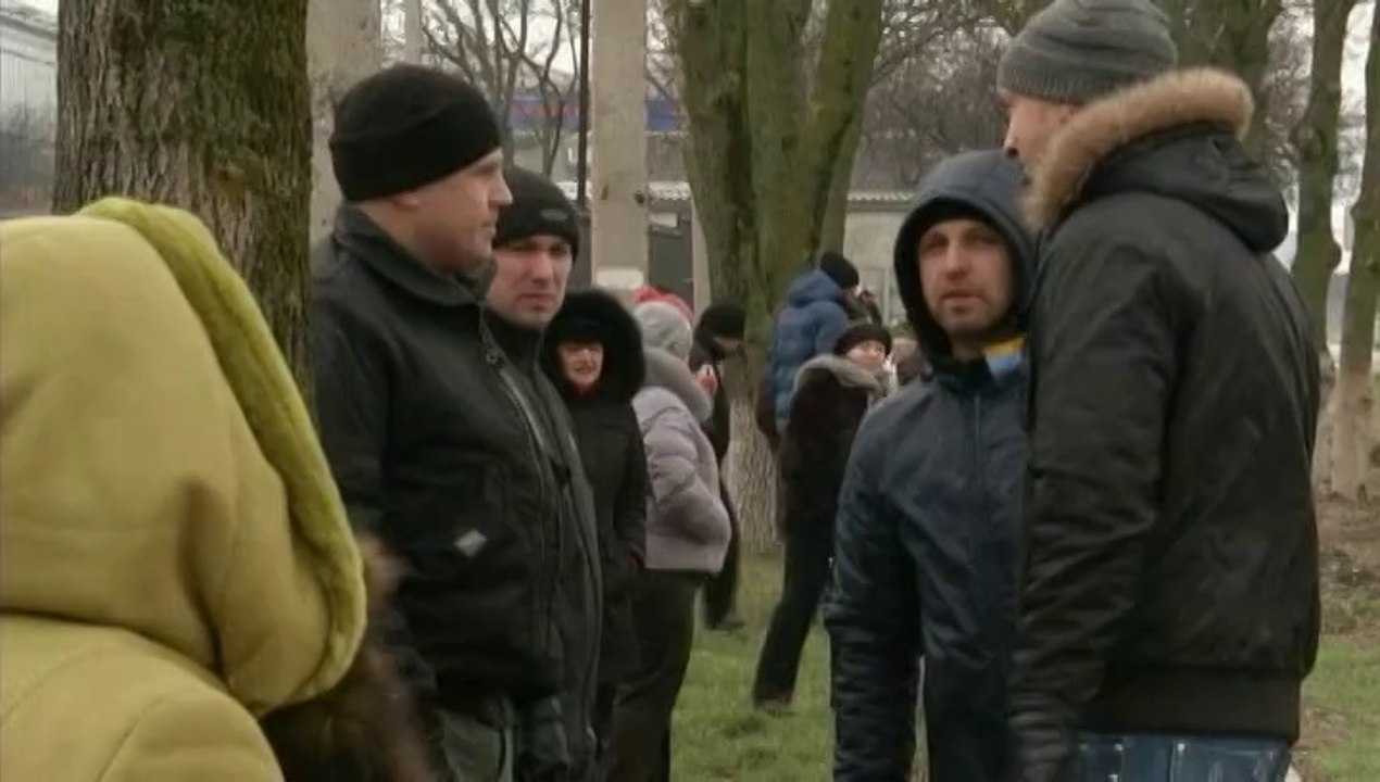 Des femmes défendent les couleurs de l'Ukraine devant la télévision de Crimée