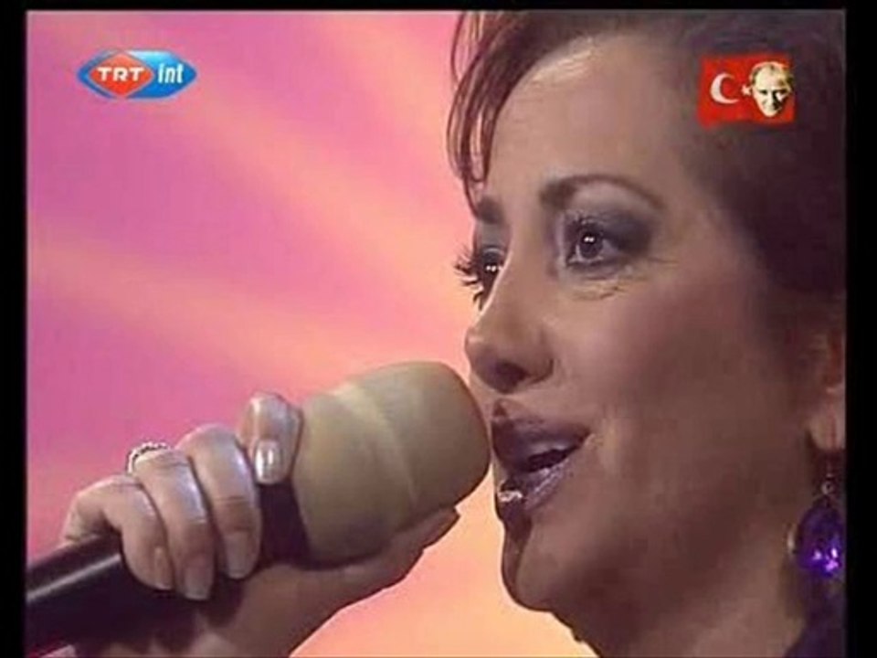 Aysun Gültekin - Bahçada Yeşil Çınar