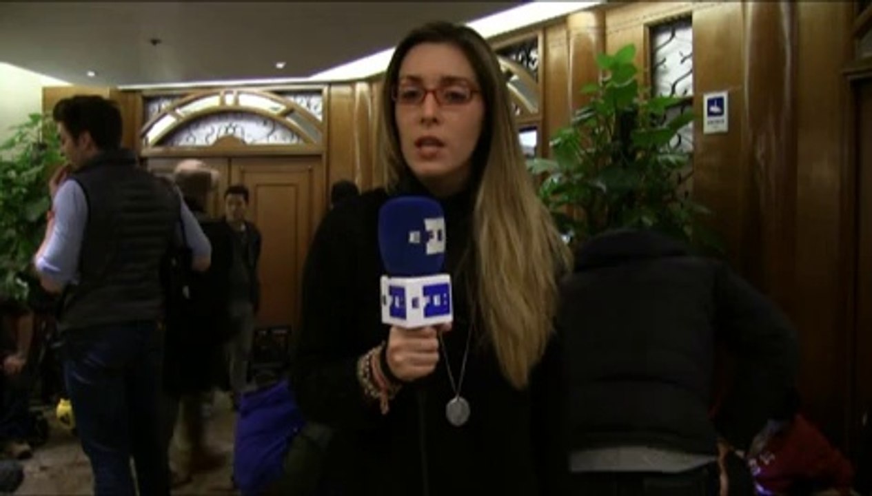Informe a cámara: Continúa la espera de familiares de desaparecidos en el avión malasio