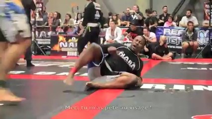 Un lutteur vomit après que son adversaire lui ait pété en plein visage