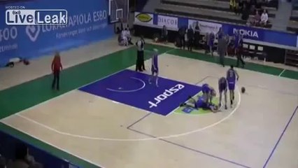 Shanel Harrison punches Niina Laakso to the ground