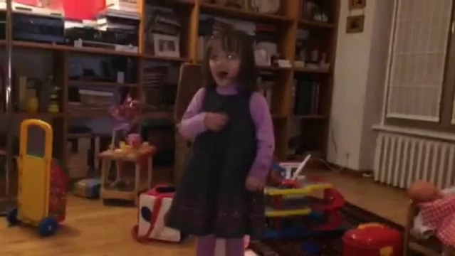 Lucie (3 ans) - Concours Air Guitar 2014