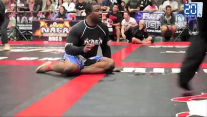 Il flatule en plein combat, son adversaire vomit