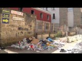 Aversa (CE) - Cumuli di rifiuti davanti all'ingresso della Curia (08.03.14)