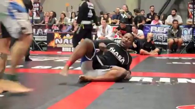 Le pire KO jamais vu en Ju-Jitsu : il lui lache une caisse au nez!