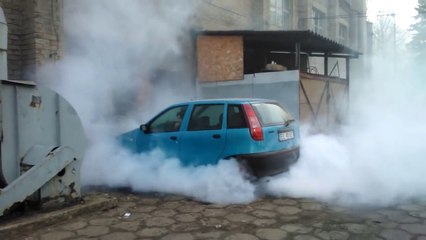 Gros fail en essayant de faire un BURN en voiture...