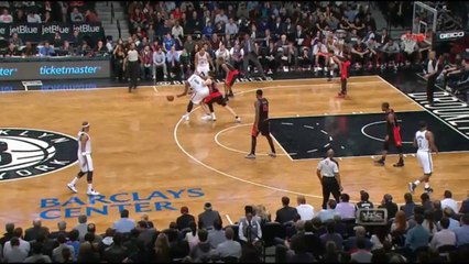 Un ramasseur de balle ne passe pas loin de se faire percuter par Tyler Hansbrough et l'arbitre