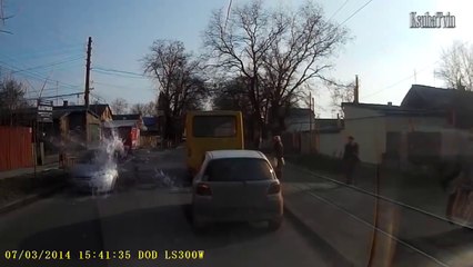 Un piéton repeint une voiture en se faisant renverser