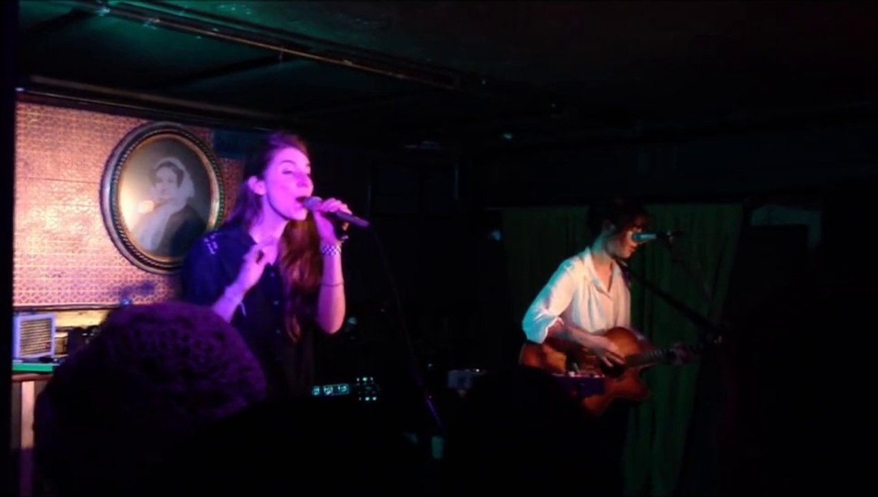 Une chanteuse émue aux larmes en entendant le public chanter!