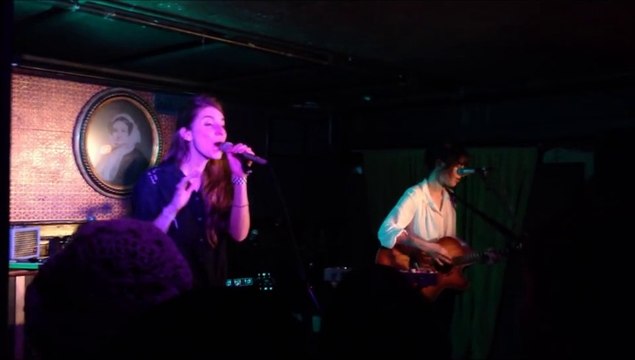 Une chanteuse émue aux larmes en entendant le public chanter!