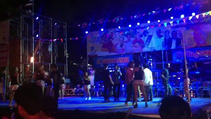 Spectacle de danse sur la plage de Nai Harm